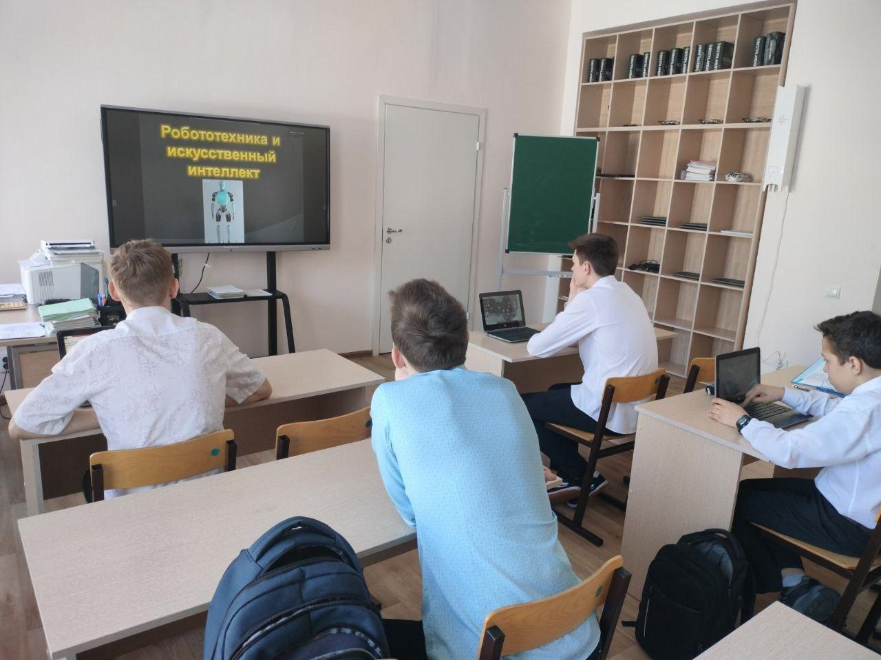 На базе центра &amp;quot;Точка Роста&amp;quot; прошёл внеклассный урок в 10-11 классах по теме &amp;quot;Искусственный интеллект&amp;quot;..